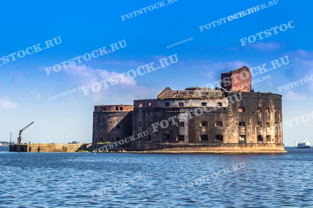 На фотографии запечатлён форт Александр I, расположенный на острове вблизи Кронштадта. Этот исторический форт, окружённый водами Финского залива, на фоне ясного синего неба создаёт живописную картину, отражающую уникальное сочетание военной истории и природы. Изображение может быть использовано в исторических обзорах, туристических буклетах, образовательных материалах, а также в качестве экспоната в музеях или фотогалереях.